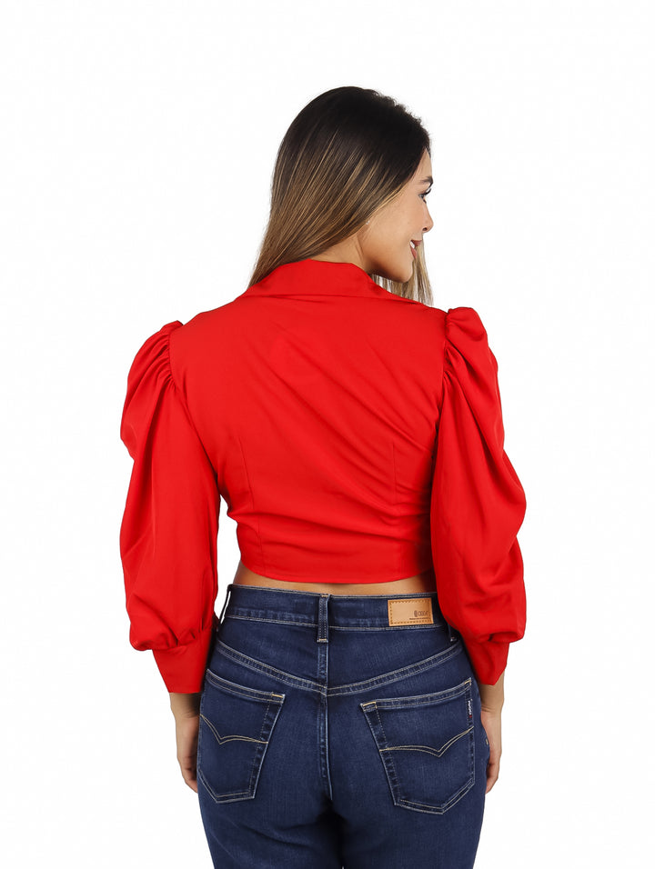 Blusa roja de manga larga abullonada con cuello en V y amarre frontal.