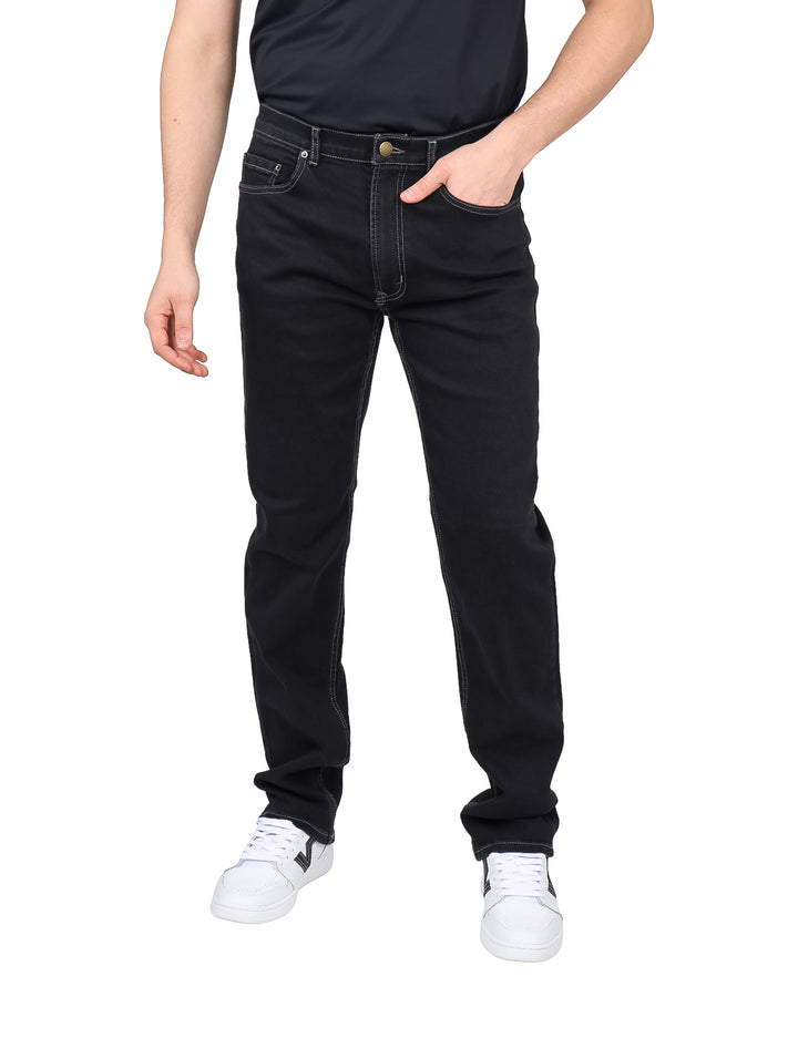 Hombre vistiendo pantalones negros de corte recto con costuras contrastantes y tenis blancos.