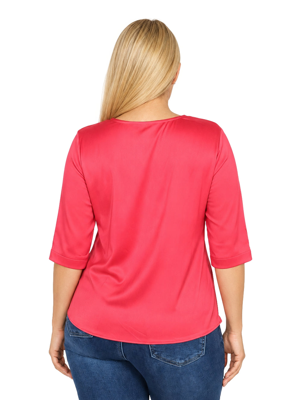 Mujer vistiendo blusa rosa de manga corta con detalles de encaje y pantalones vaqueros azules.