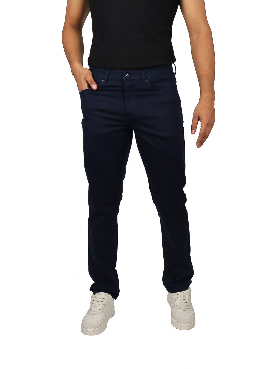 Hombre vistiendo pantalones slim fit color azul marino oscuro y camiseta negra.