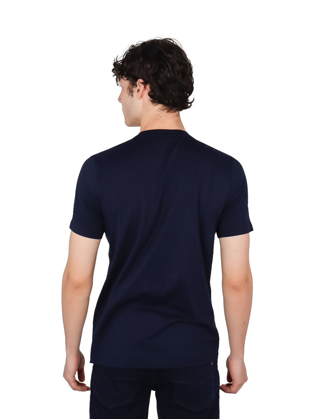 Hombre vistiendo camiseta de manga corta color azul marino con logotipo de Perry Ellis en el pecho.