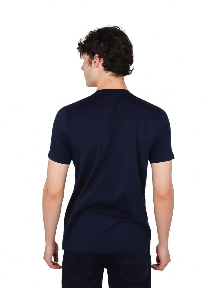 Hombre vistiendo camiseta de manga corta color azul marino con logotipo de Perry Ellis en el pecho.