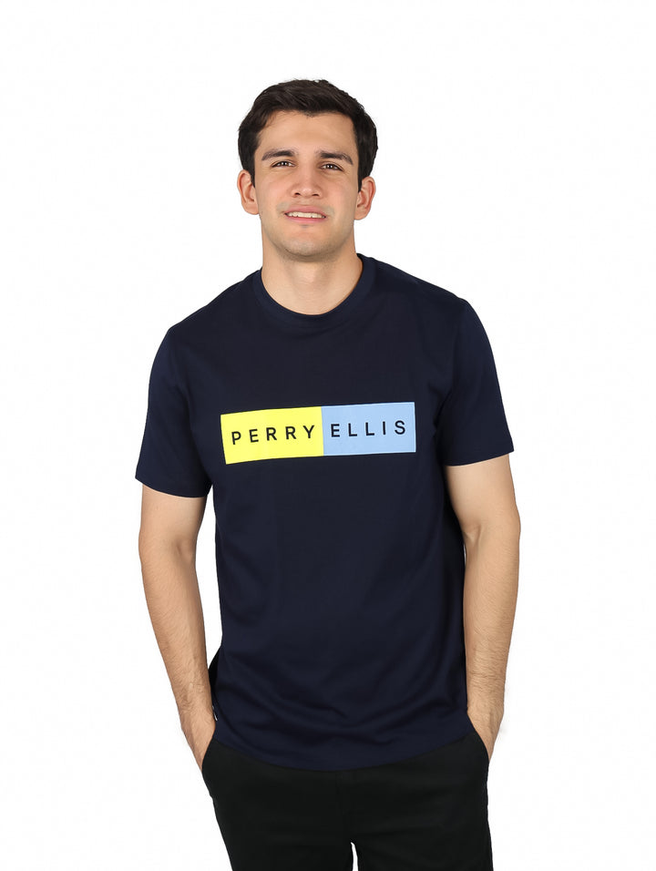 Hombre vistiendo camiseta azul marino de manga corta con logo rectangular colorido en el pecho.