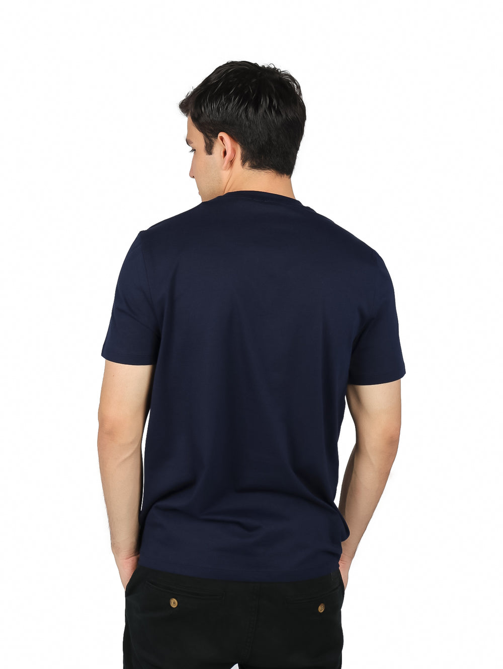 Hombre vistiendo camiseta azul marino de manga corta con logo rectangular colorido en el pecho.