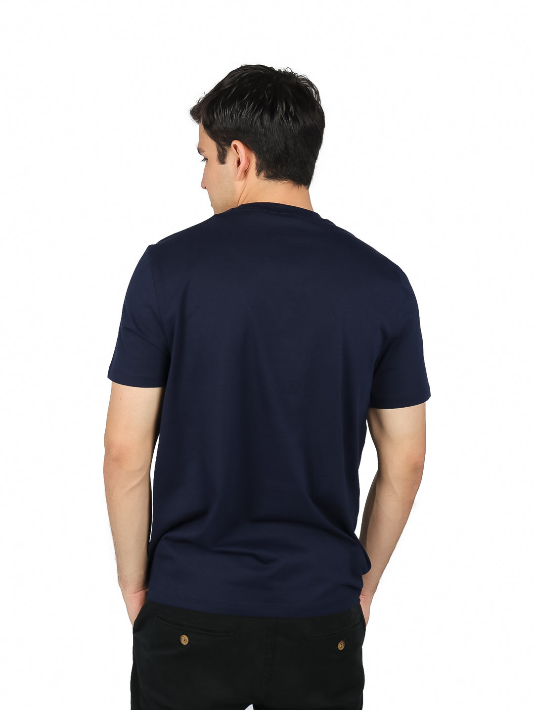 Hombre vistiendo camiseta azul marino de manga corta con logo rectangular colorido en el pecho.