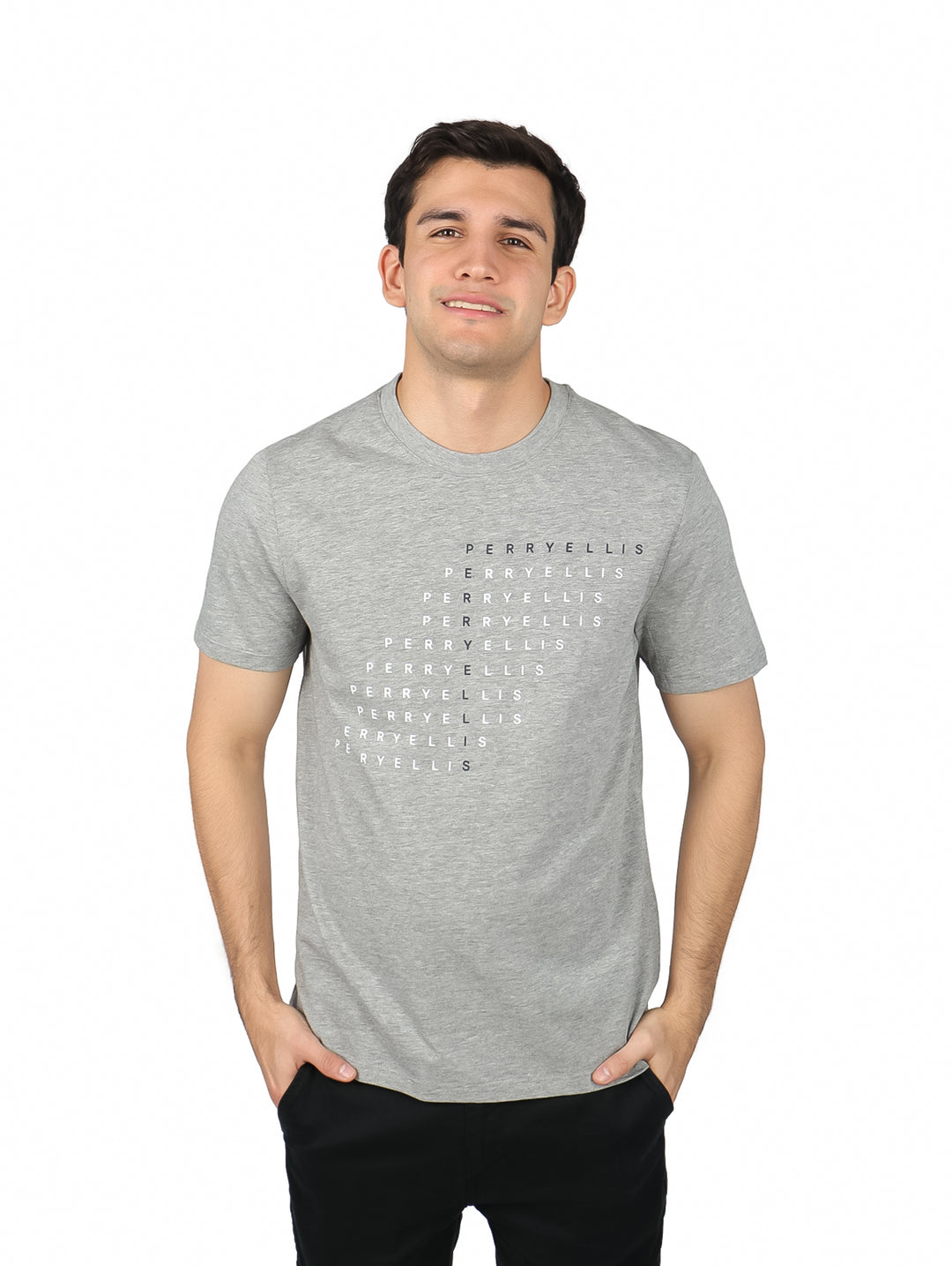 Hombre vistiendo una camiseta de manga corta color gris con logotipo de Perry Ellis en el pecho.