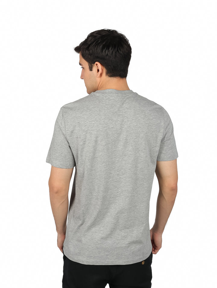 Hombre vistiendo una camiseta de manga corta color gris con logotipo de Perry Ellis en el pecho.