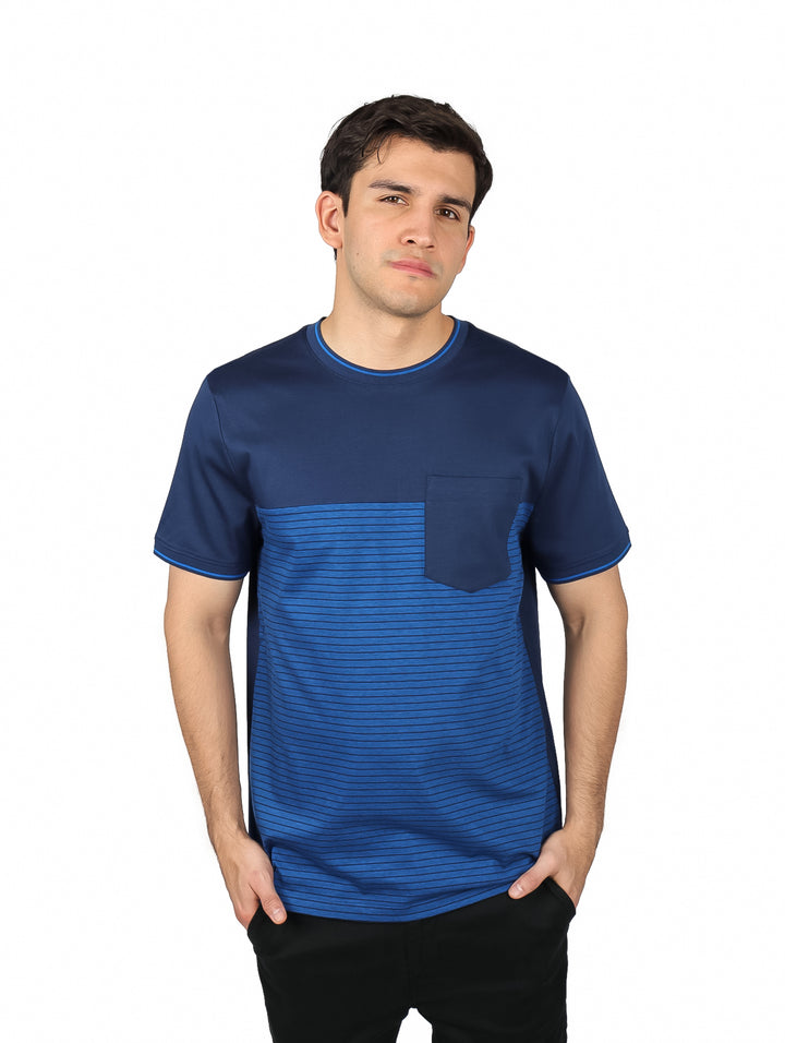 Camiseta azul de manga corta para hombre con diseño de rayas horizontales en la parte inferior y bolsillo en el pecho.