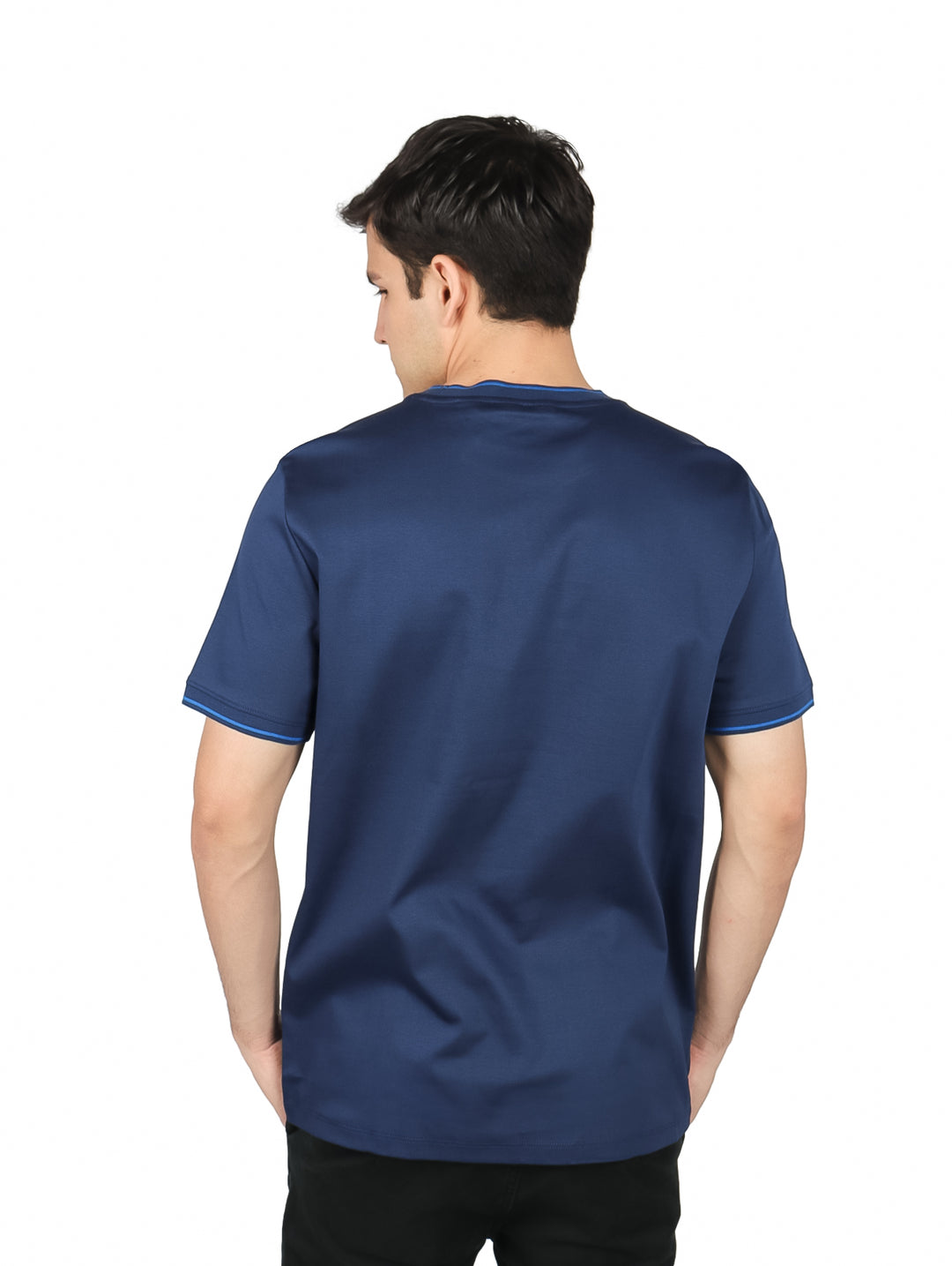 Camiseta azul de manga corta para hombre con diseño de rayas horizontales en la parte inferior y bolsillo en el pecho.