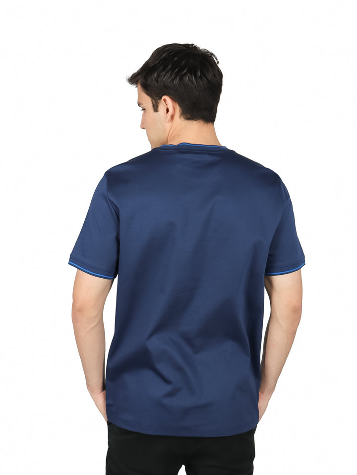 Camiseta azul de manga corta para hombre con diseño de rayas horizontales en la parte inferior y bolsillo en el pecho.