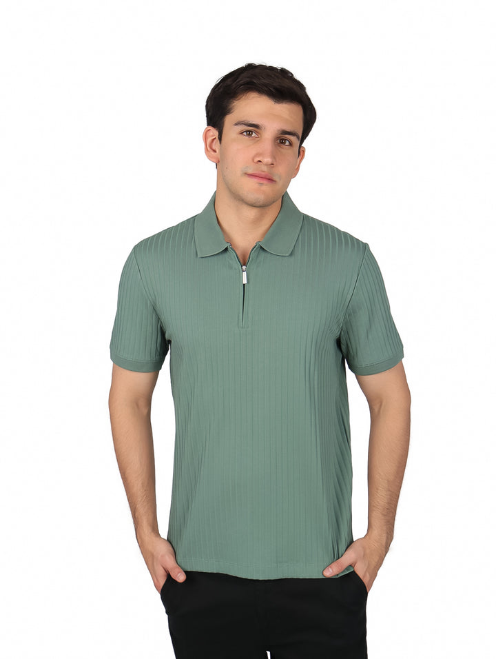 Hombre vistiendo una camiseta polo color verde oscuro con textura acanalada y cierre en el cuello.