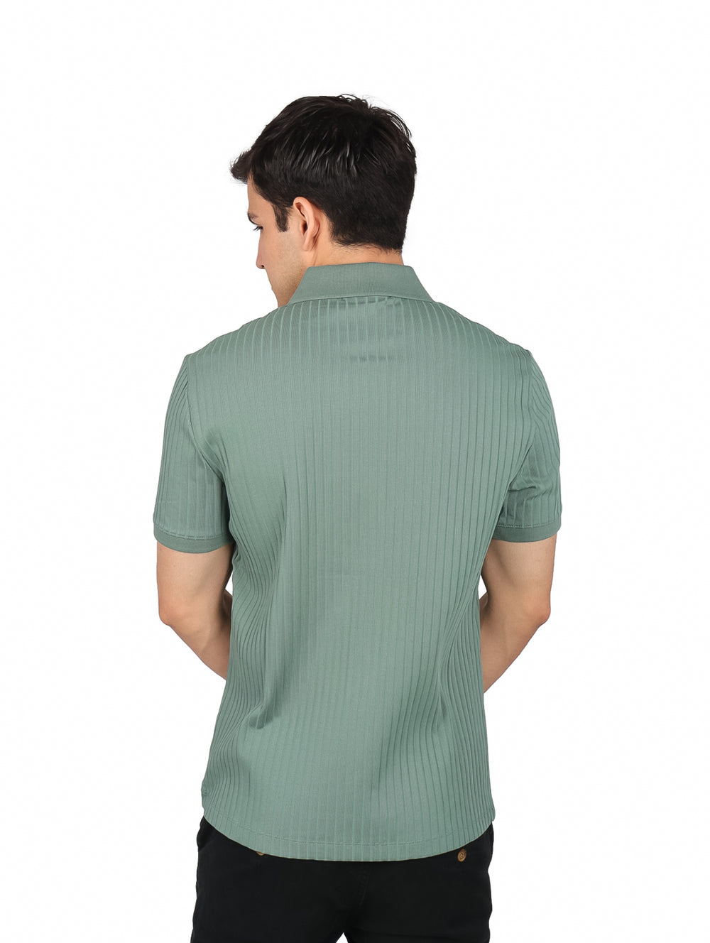 Hombre vistiendo una camiseta polo color verde oscuro con textura acanalada y cierre en el cuello.