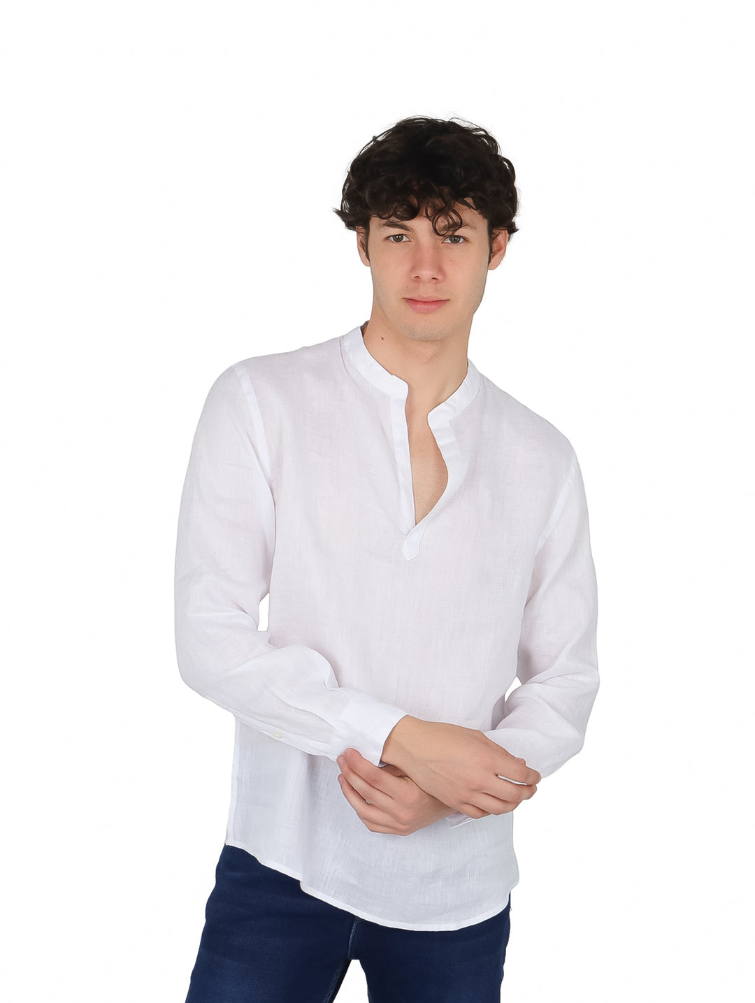 Hombre vistiendo una camisa blanca de manga larga estilo popover con cuello mao.