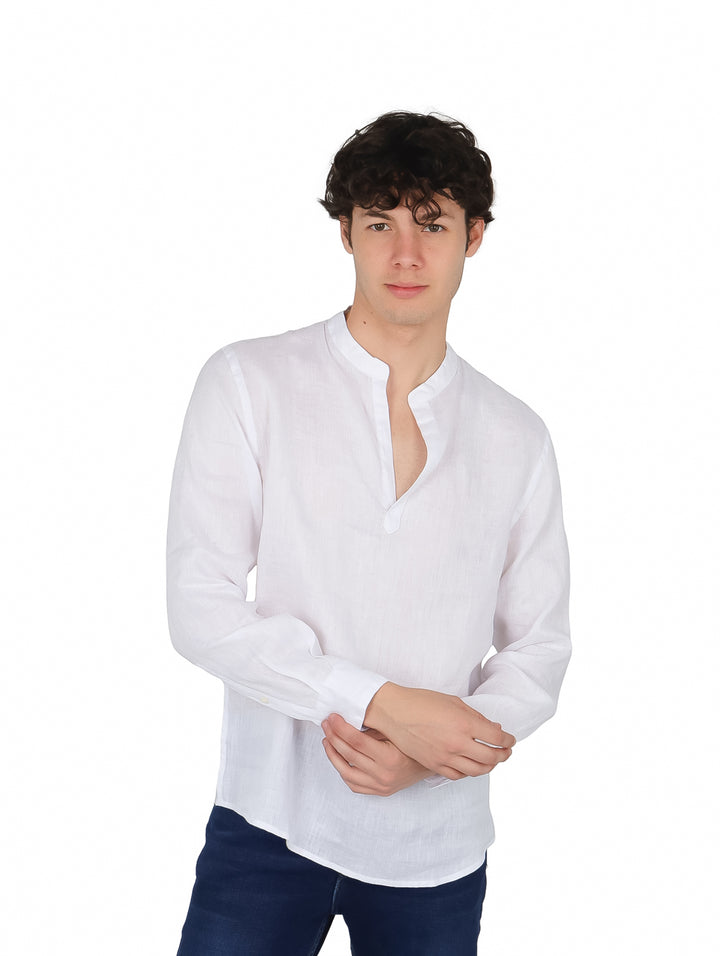 Hombre vistiendo una camisa blanca de manga larga estilo popover con cuello mao.