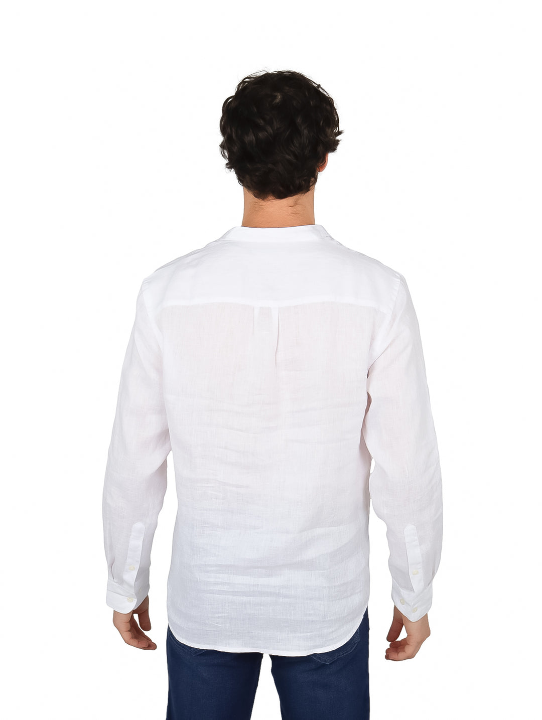 Hombre vistiendo una camisa blanca de manga larga estilo popover con cuello mao.