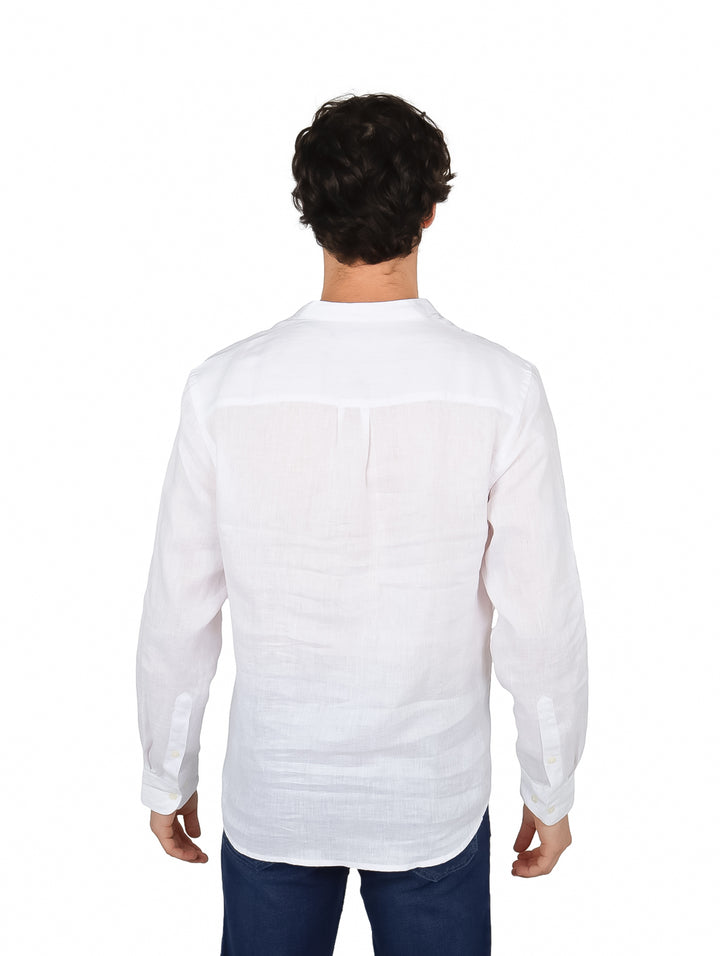 Hombre vistiendo una camisa blanca de manga larga estilo popover con cuello mao.