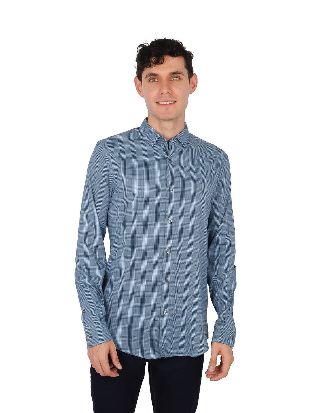 Hombre vistiendo una camisa azul de manga larga con estampado de cuadros pequeños.