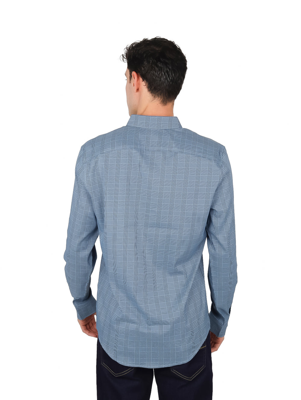 Hombre vistiendo una camisa azul de manga larga con estampado de cuadros pequeños.