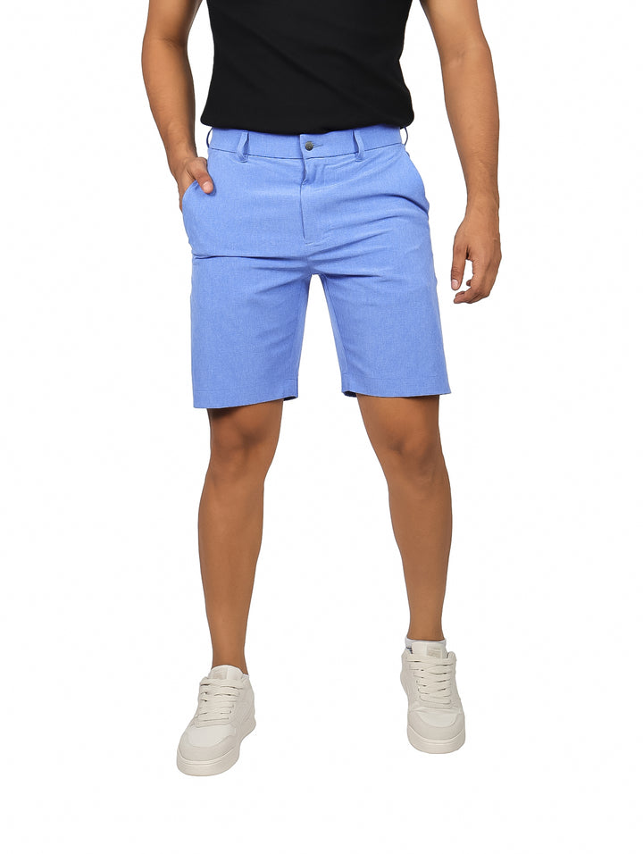 Hombre vistiendo bermudas color azul claro de la marca Callaway.