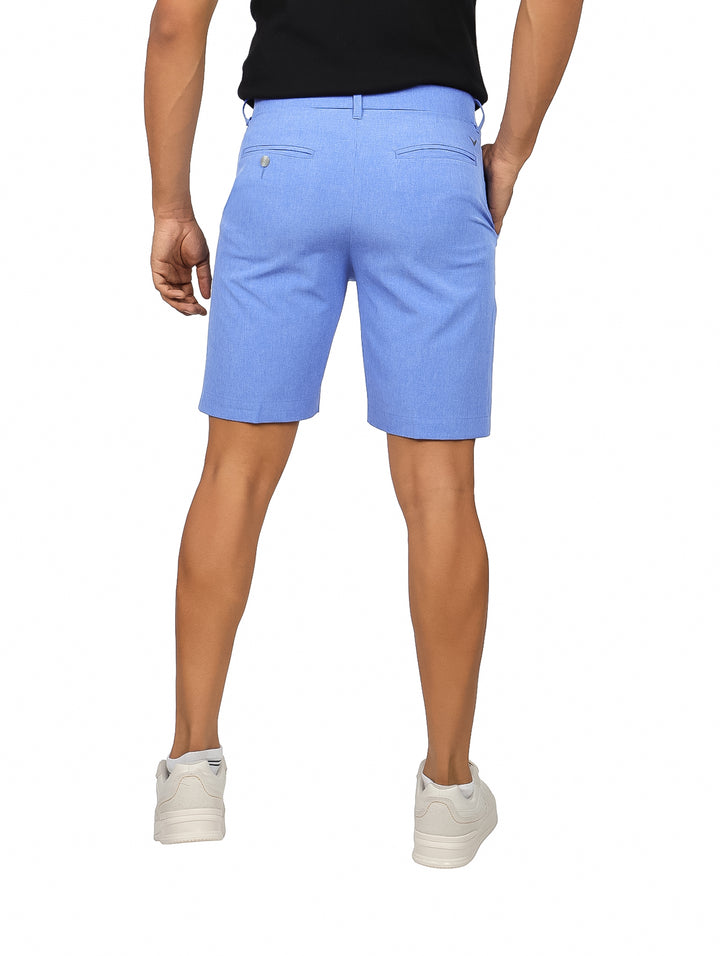 Hombre vistiendo bermudas color azul claro de la marca Callaway.