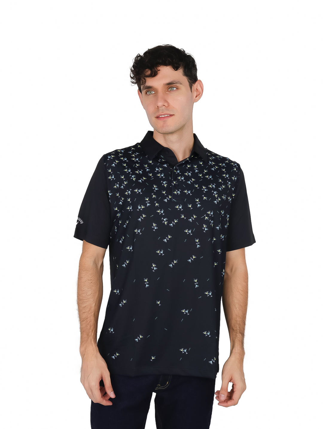 Hombre vistiendo polo de golf Callaway color negro con estampado pequeño en color blanco.