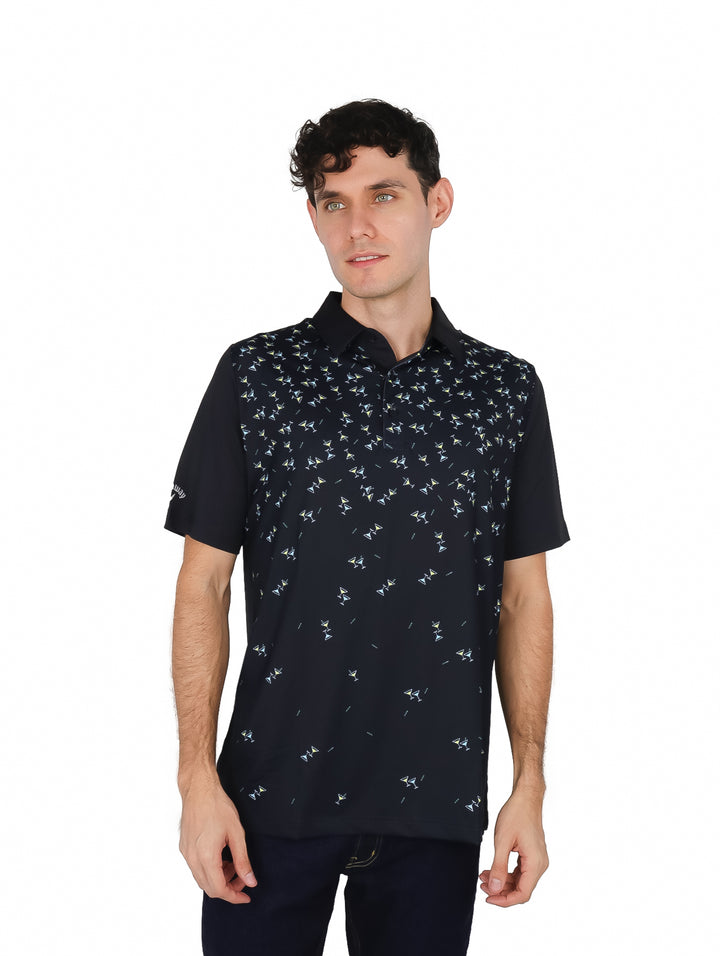 Hombre vistiendo polo de golf Callaway color negro con estampado pequeño en color blanco.