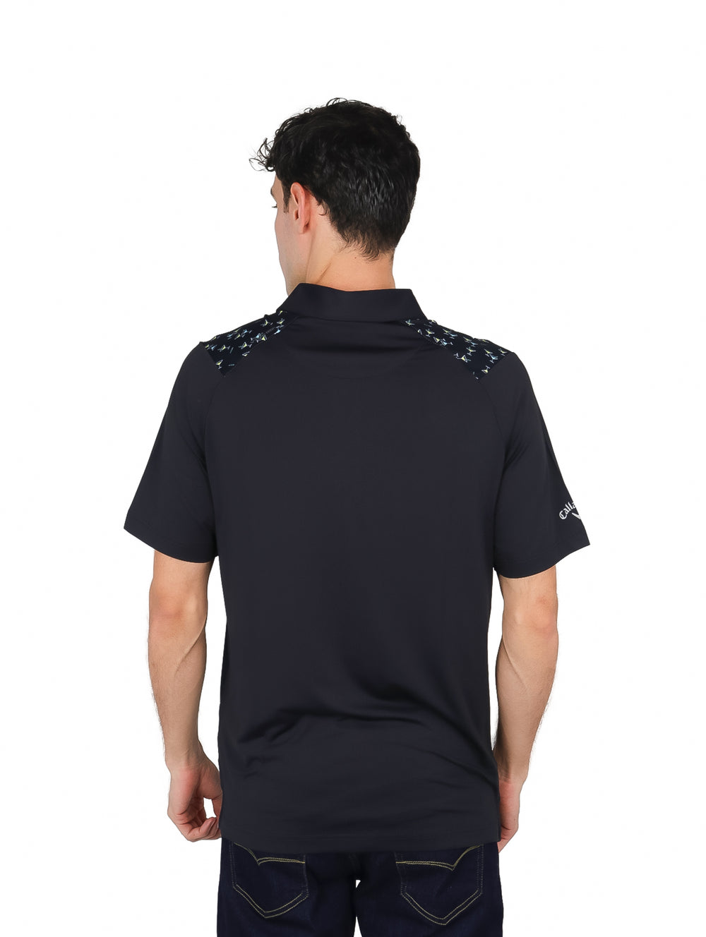 Hombre vistiendo polo de golf Callaway color negro con estampado pequeño en color blanco.