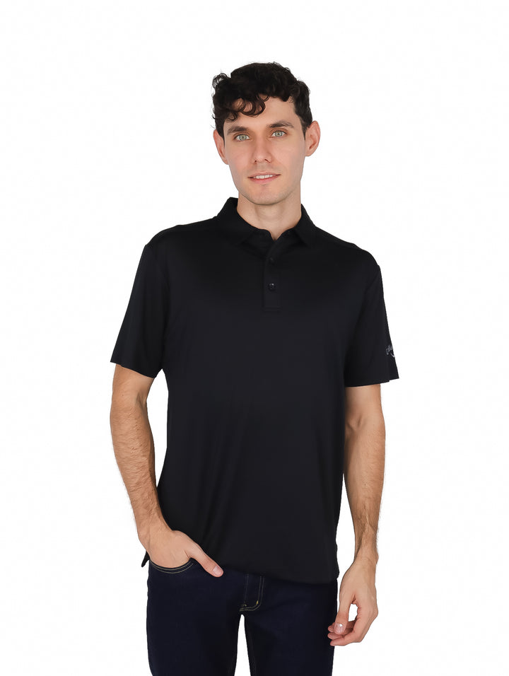 Hombre vistiendo una polo de golf color negro marca Callaway con cuello y manga corta.
