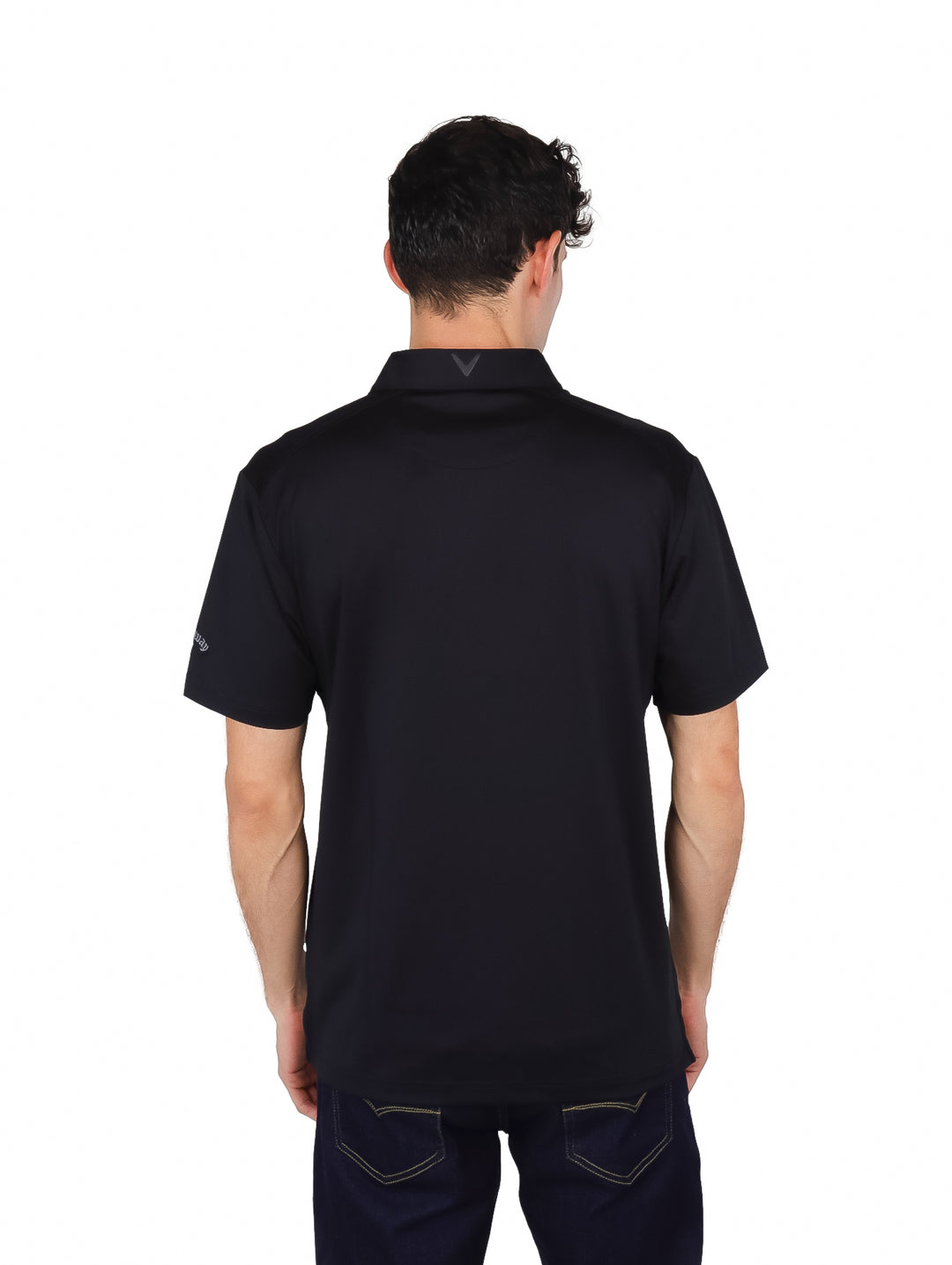 Hombre vistiendo una polo de golf color negro marca Callaway con cuello y manga corta.