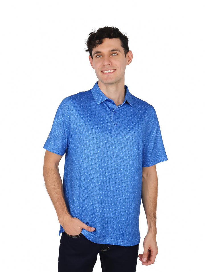 Hombre vistiendo una camiseta polo azul lapis con estampado de puntos pequeños y cuello.