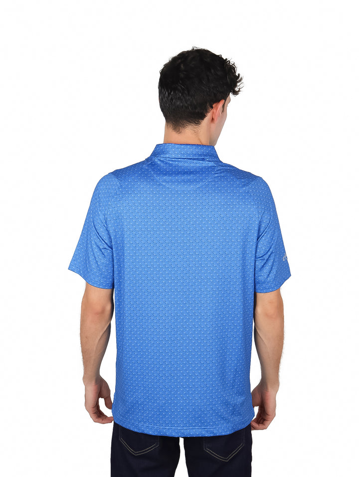 Hombre vistiendo una camiseta polo azul lapis con estampado de puntos pequeños y cuello.