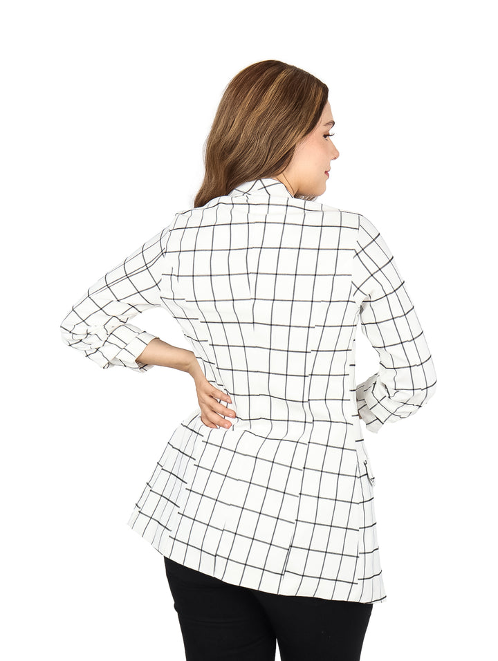 Saco color ivory para mujer con estampado de cuadrícula negra y manga larga.