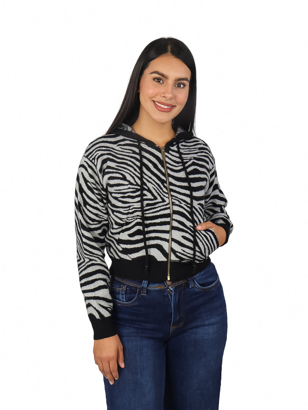 Mujer vistiendo sudadera con capucha y cierre frontal con estampado de zebra en colores negro y blanco.