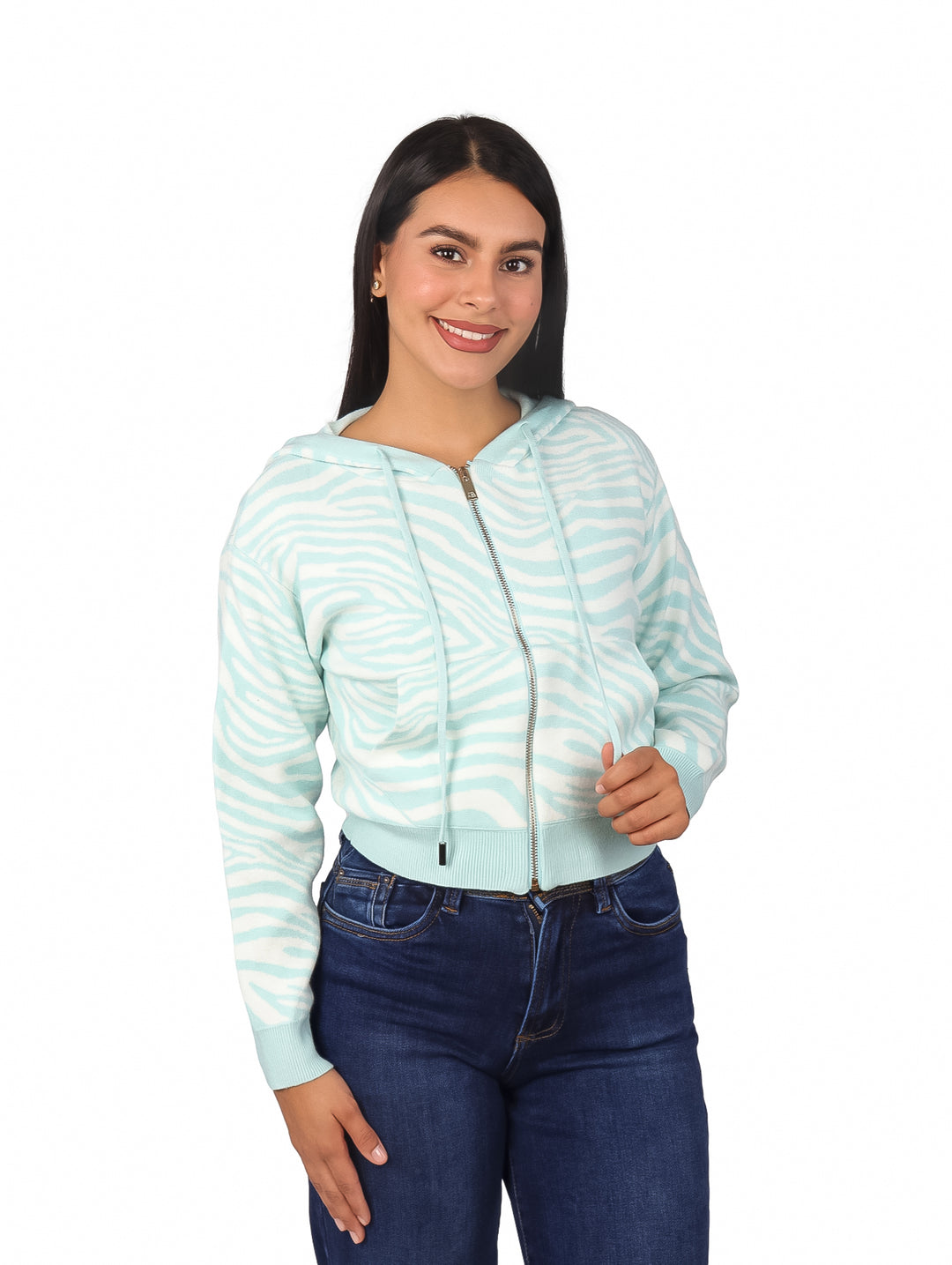 Mujer con sudadera con capucha y cierre frontal, color baby blue con estampado de rayas blancas tipo zebra.