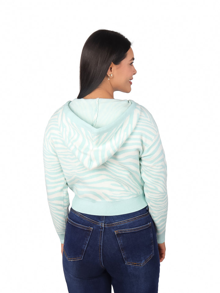 Mujer con sudadera con capucha y cierre frontal, color baby blue con estampado de rayas blancas tipo zebra.