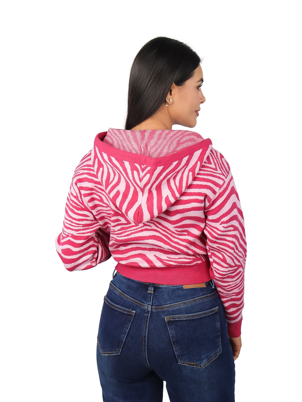 Sudadera con capucha y cierre frontal en color rosa fucsia con estampado de cebra blanco.