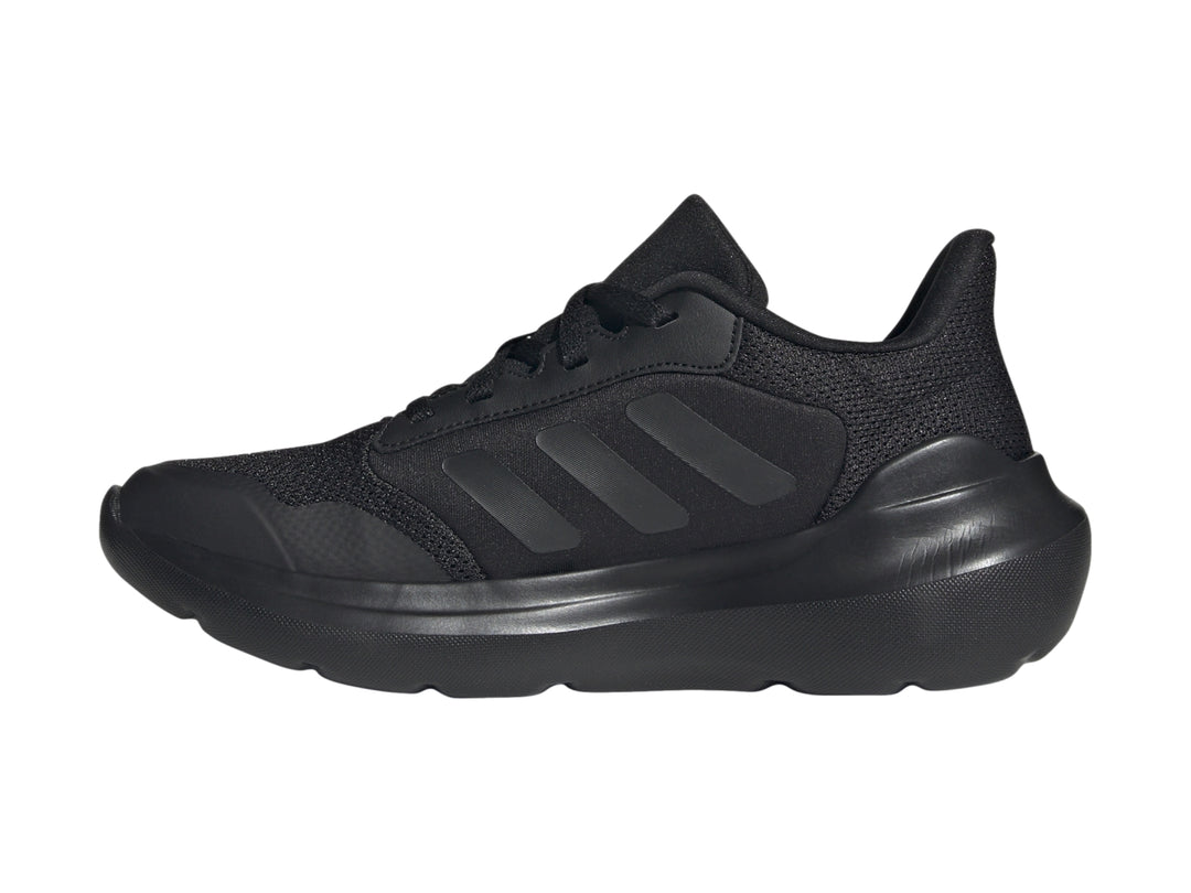 Tenis deportivos Adidas Tensaur Run 3.0 J en color negro total para niños.