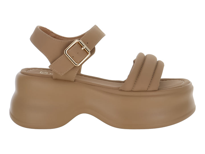 Sandalia de plataforma color beige con correa ajustable y hebilla dorada.