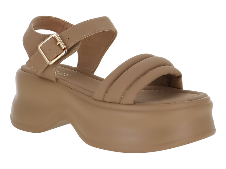 Sandalia de plataforma color beige con correa ajustable y hebilla dorada.