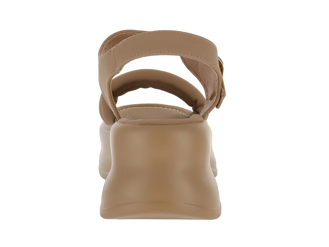Sandalia de plataforma color beige con correa ajustable y hebilla dorada.