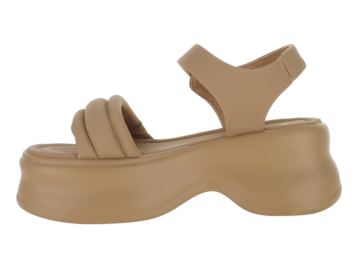Sandalia de plataforma color beige con correa ajustable y hebilla dorada.