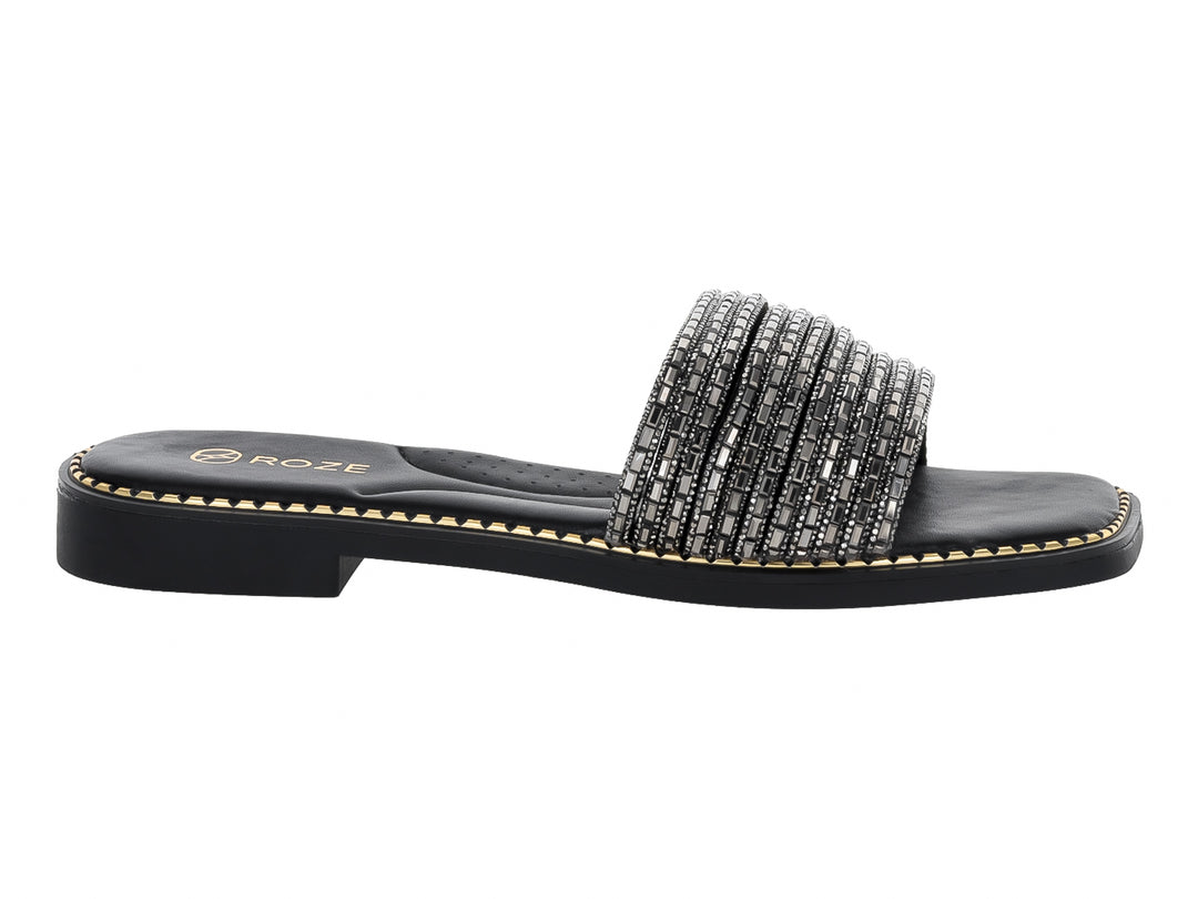 Sandalia negra para mujer con tira ancha adornada con cristales brillantes.