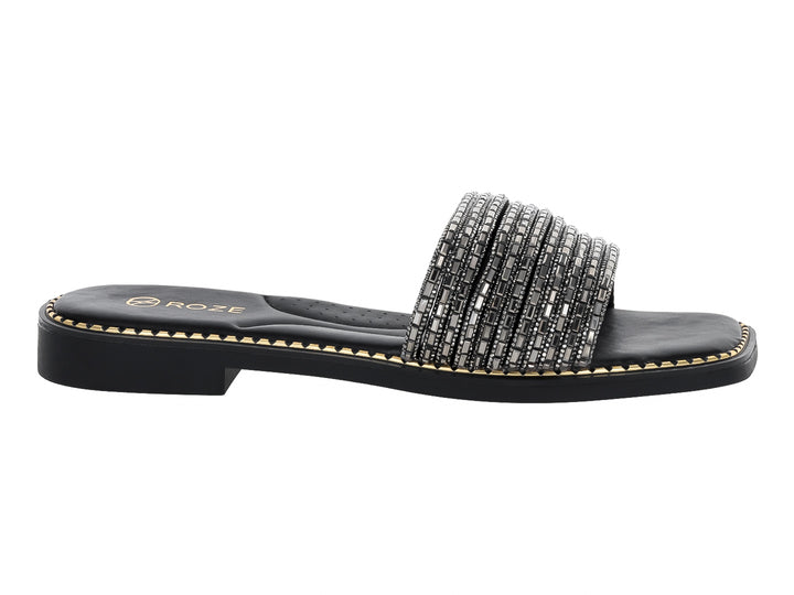 Sandalia negra para mujer con tira ancha adornada con cristales brillantes.