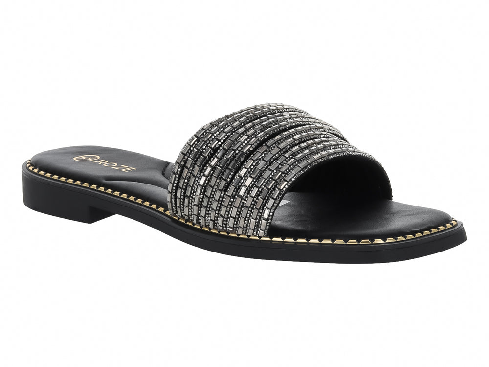 Sandalia negra para mujer con tira ancha adornada con cristales brillantes.