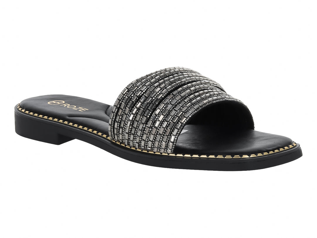 Sandalia negra para mujer con tira ancha adornada con cristales brillantes.