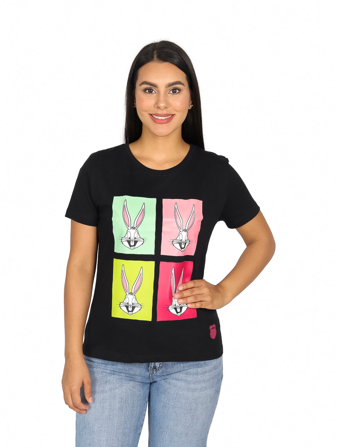 Mujer vistiendo playera negra de manga corta con estampado colorido de Bugs Bunny.