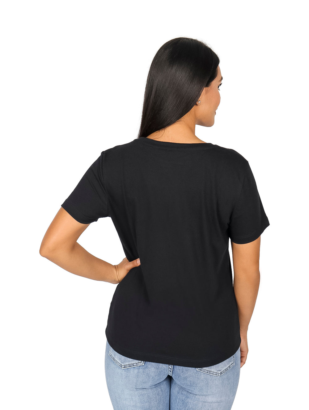 Mujer vistiendo playera negra de manga corta con estampado colorido de Bugs Bunny.