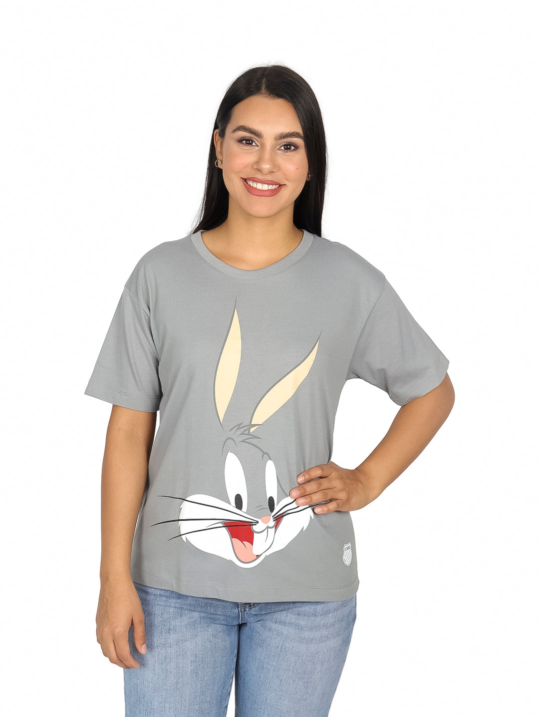 Mujer vistiendo playera gris de manga corta con estampado grande de Bugs Bunny en el frente.