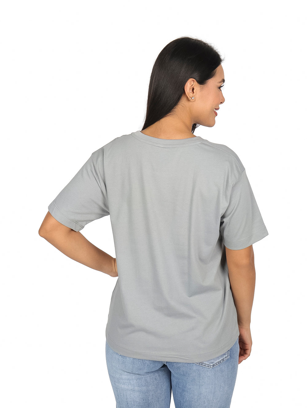 Mujer vistiendo playera gris de manga corta con estampado grande de Bugs Bunny en el frente.