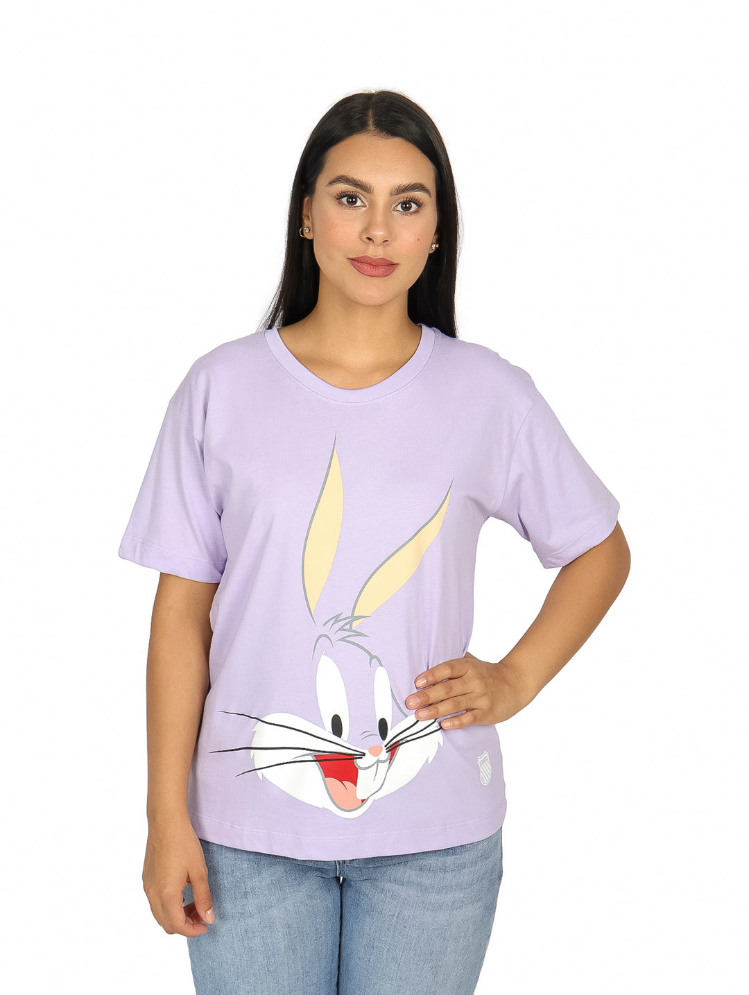 Mujer vistiendo playera lila de manga corta con estampado de Bugs Bunny de Looney Tunes.